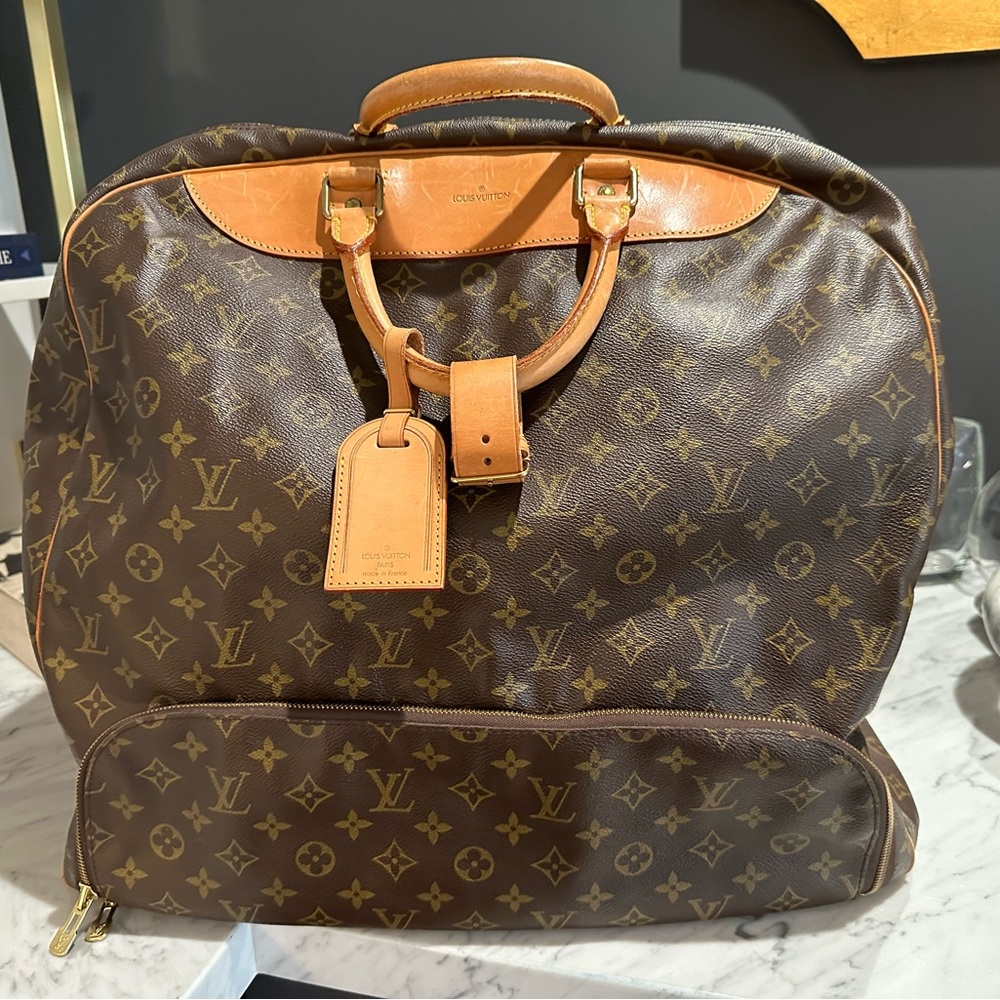Beautiful, clean and no scratches!!  A REAL LV Evasion leather Travel Bag.
